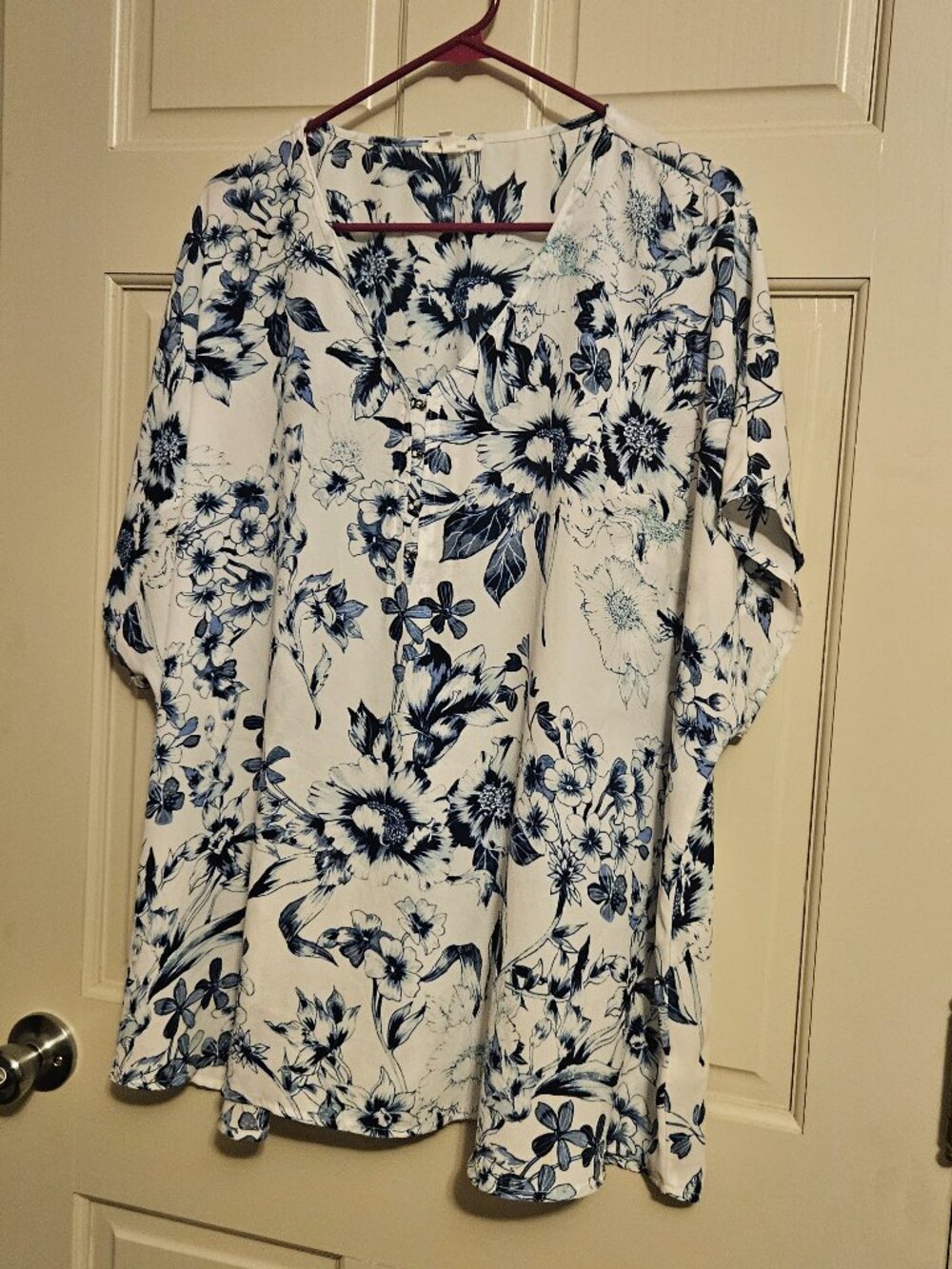 Maurice's blue floral tshirt
